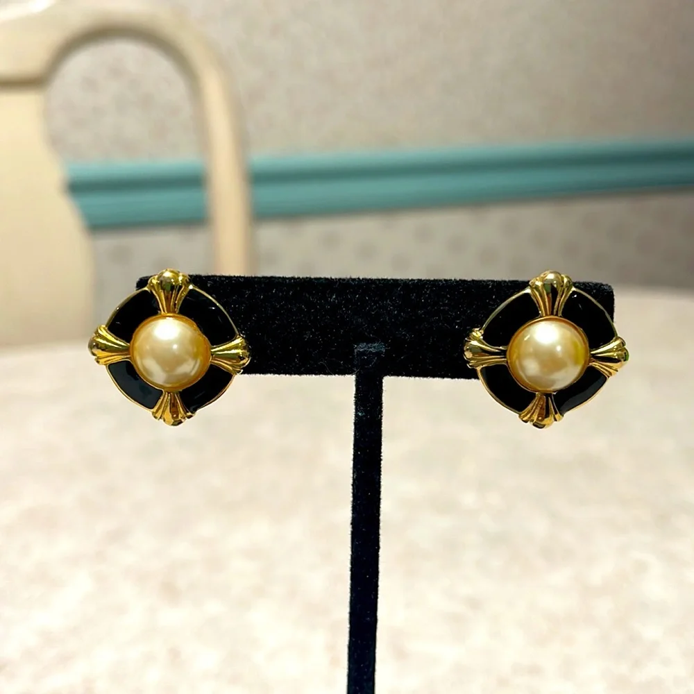 VINTAGE 80’s-90’s FAUX PEARL BLACK & GOLD CLASSIC STYLE EARRINGS - Picture 3 of 3